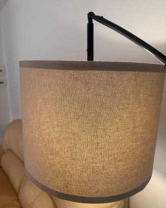 Divano in vera pelle abbinato alla lampada!
