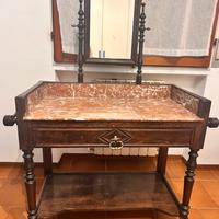 Toilette d’epoca con marmo venato e specchiera