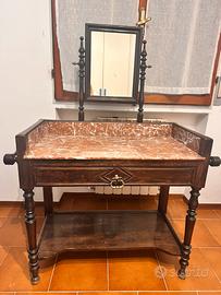 Toilette d’epoca con marmo venato e specchiera