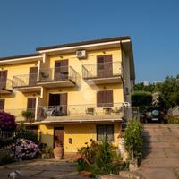 VILLA A SCHIERA A SAN LUCIDO