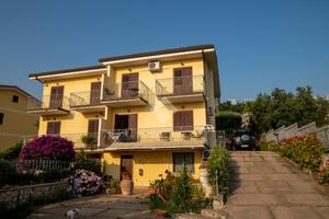 VILLA A SCHIERA A SAN LUCIDO