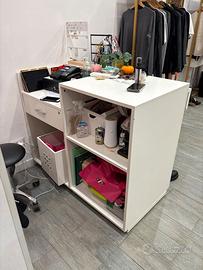 Banco con vano da cassa per negozio