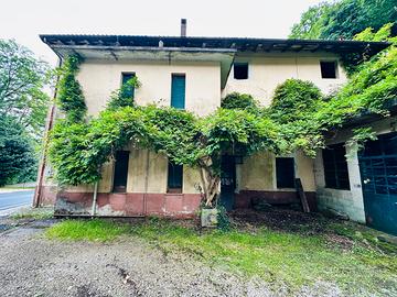 Casa accostata su un lato a Maniago