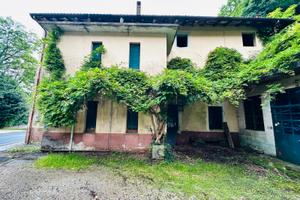 Casa accostata su un lato a Maniago