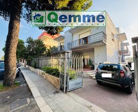 INTERA PALAZZINA BIFAMILIARE CON SPAZI ESTERNI