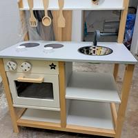 Cucina giocattolo in legno  come nuova