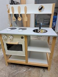 Cucina giocattolo in legno  come nuova