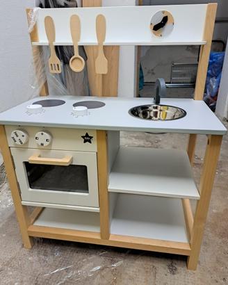 Cucina giocattolo in legno  come nuova