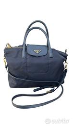 Prada Borsa a spalla blu, con tracolla
