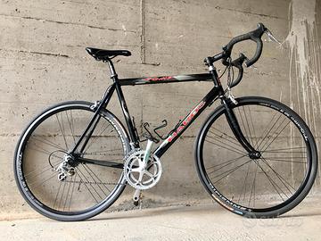 Bici da corsa vintage in alluminio.