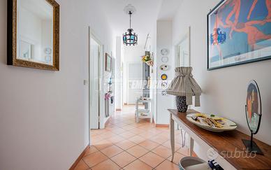 Bilocale con terrazzo zona centralissima con vista