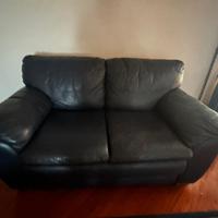 Divano a due posti e divano a tre posti.