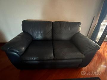 Divano a due posti e divano a tre posti.