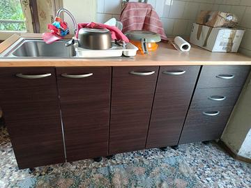 Mobile cucina compreso di rubinetto e lavabo