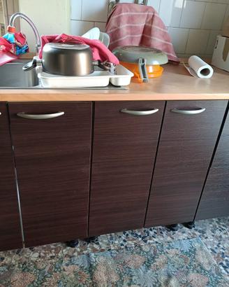 Mobile cucina compreso di rubinetto e lavabo