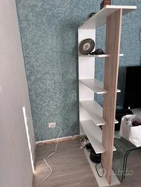 Libreria bianca con pannello effetto legno