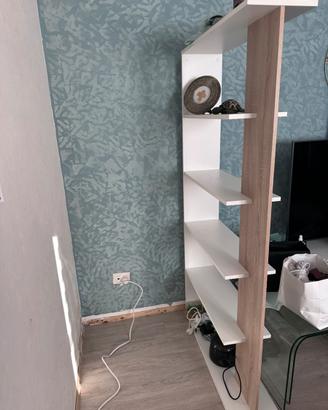 Libreria bianca con pannello effetto legno