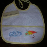 Bavaglino ricamato punto croce nuvoletta e ombrell