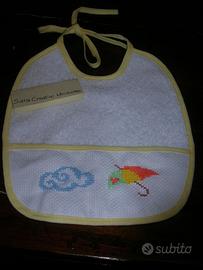 Bavaglino ricamato punto croce nuvoletta e ombrell