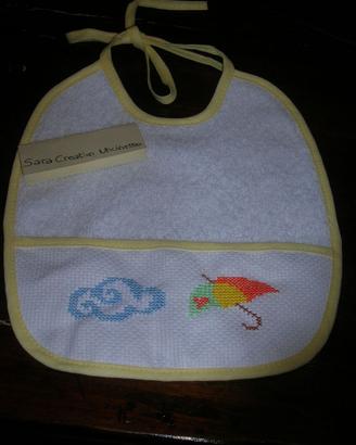 Bavaglino ricamato punto croce nuvoletta e ombrell