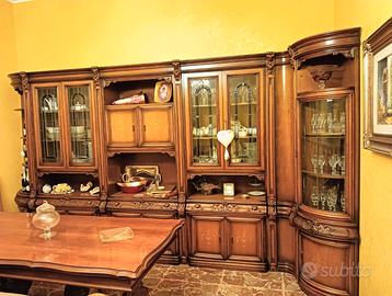 Vetrina in legno con ante in vetro