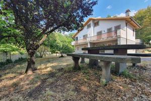 Villa di 350 m² con più di 5 locali e box auto a V