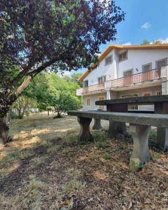 Villa di 350 m² con più di 5 locali e box auto a V