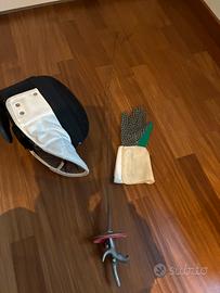 Maschera, guanto e fioretto di scherma