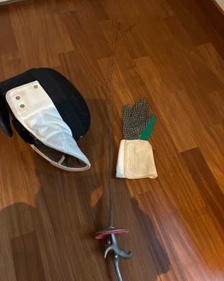 Maschera, guanto e fioretto di scherma