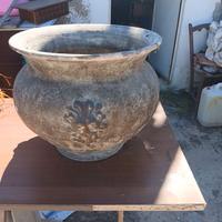 Antico vaso terracotta simboli leoni