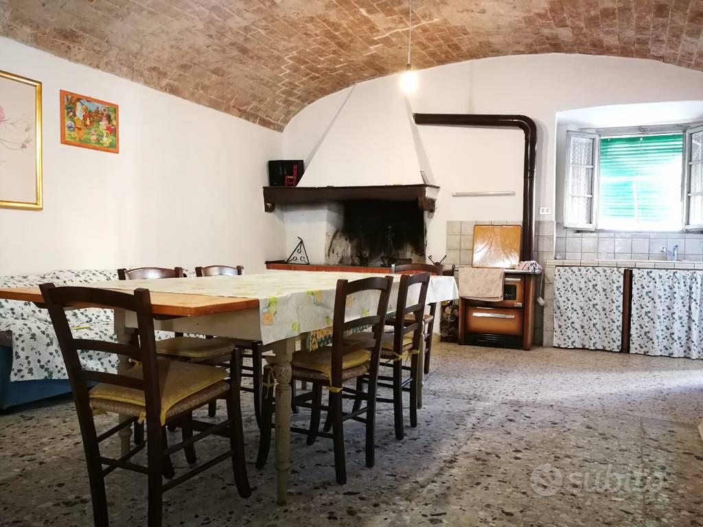 Rustico / Casale di 200 m² con più di 5 locali a M - Vista 2