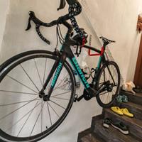 Bicicletta in carbonio con cerchi in carbonio