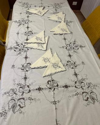 Tovaglia da corredo ricamata