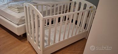 Lettino in legno bianco