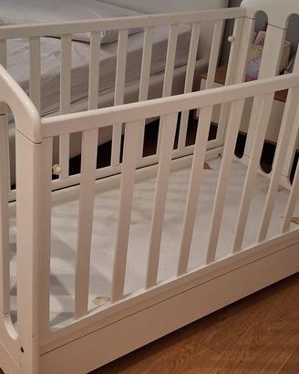 Lettino in legno bianco