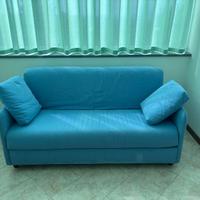 Divano azzurro per 3 persone