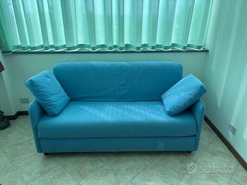 Divano azzurro per 3 persone
