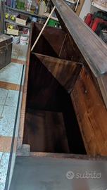 Vecchia cassa in legno massello