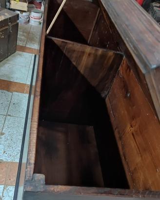 Vecchia cassa in legno massello