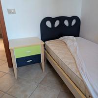 letto singolo con rete, materasso e comodino