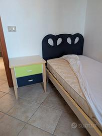 letto singolo con rete, materasso e comodino