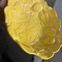 Centro tavola con limoni, foglie a rilievo