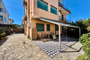 Trilocale con giardino e posto auto