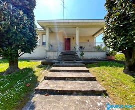 NOVI VILLA INDIPENDENTE SU UN PIANO CON GIARDINO