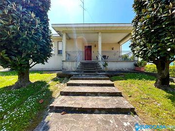 NOVI VILLA INDIPENDENTE SU UN PIANO CON GIARDINO