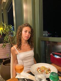 Commessa, cameriera, baby sitter, dog sitter