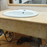 Lavandino con struttura in marmo 