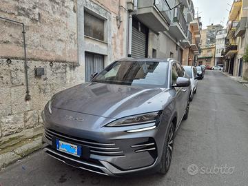 Auto ibrida plug-in con motore elettrico e benzina