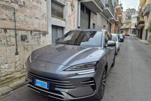 Auto ibrida plug-in con motore elettrico e benzina