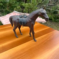 Cavallo in pelle con inserti in metallo